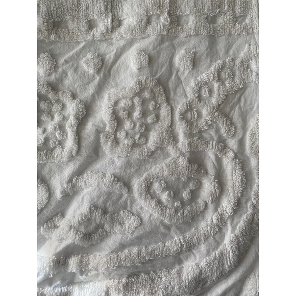 Columbine Cody Home Collection white chenille bedspread fringe full bed - Picture 12 of 12